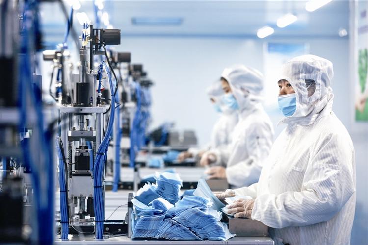 员工在贵州菲尚医疗器械有限公司生产车间制作医用口罩